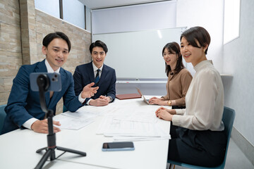 会議をするビジネスマン