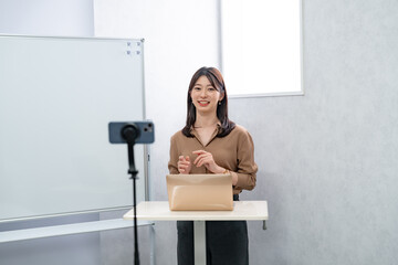 話をするビジネスウーマン