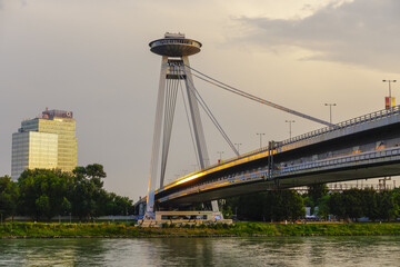 Obraz premium Bratislava, Brücke Novy Most, Slowakische Republik, Preßburg