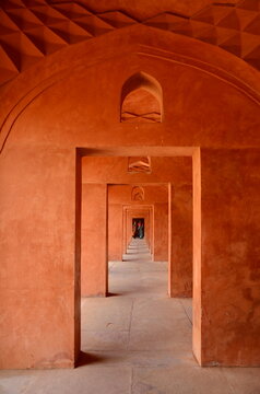 Corridoio regale di accesso in pietra del Forte Rosso di Agra, India