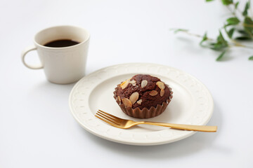 チョコレートカップケーキとコーヒー 白背景