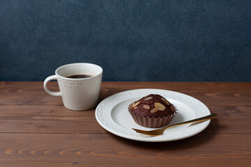 チョコレートカップケーキとコーヒー 木のテーブル