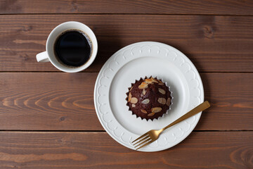 チョコレートカップケーキとコーヒー 木のテーブル