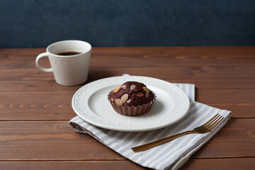 チョコレートカップケーキとコーヒー 木のテーブル