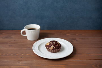 チョコレートカップケーキとコーヒー 木のテーブル