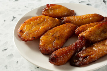 A view of a plate of fried plantains.