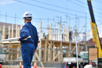 住宅工事を監理する現場監督