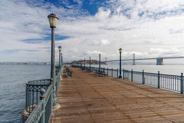 Naklejka premium Scenic view of a classic wooden pier stretching into the San Francisco Bay