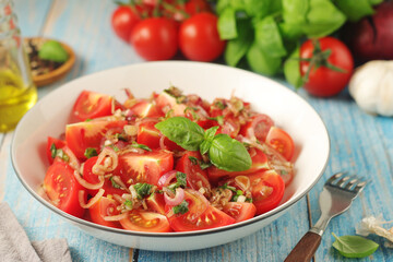 A bowl with Romanian tomato salad de Rosii	