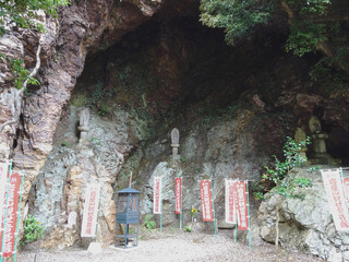 日本：岩屋観音像が立つ岩山の窟／愛知県豊橋市