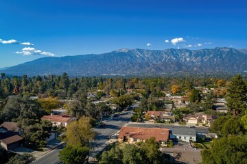Fototapeta premium Altadena Aerial View: Los Angeles Mountains and California Countryside