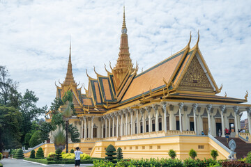 Fototapeta premium Phnom Penh, Royal Palace building that features a gold roof on top