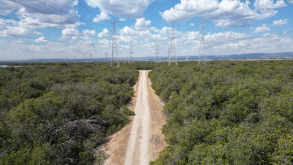 南オーストラリア州のガーデン・アイランドから見える青空と電波塔