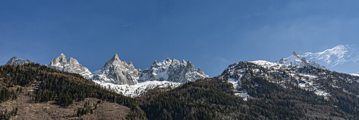 Chamonix-Mont-Blanc, Les Aiguilles de Chamonix (&agrave; droite, l'Aiguille du Midi, 3842m)