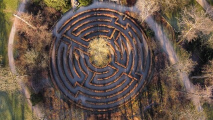 Labyrinth bei tiefstehender Sonne