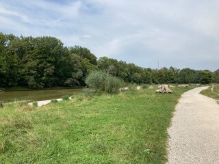 1375774890 Flusslandschaft rechtsbiegung mit Fußweg