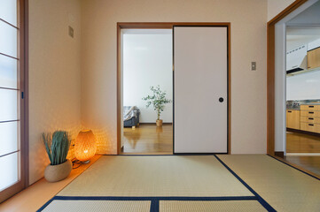 和室からフローリングのリビングダイニングを見る