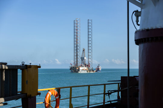 View of drilling rig transfer at sea