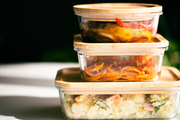 ガラスの保存容器に入れた作り置き料理（ポテサラ・人参のクミン炒め・焼きパプリカのマリネ）