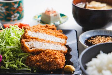 トンカツと白ごはんとお味噌汁の定食
