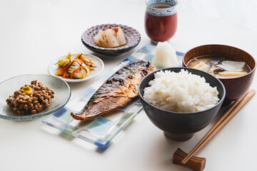 塩サバの納豆定食(塩サバ・もち麦ごはん・エリンギと大根と揚げのお味噌汁・納豆・大根の梅煮・白菜の漬物)