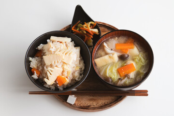 タケノコの炊き込みご飯と具沢山なお味噌汁のシンプルな和朝食
