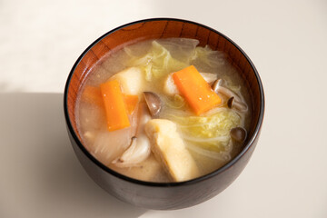 具沢山なお味噌汁（白菜・人参・しめじ・油揚げ・大根）