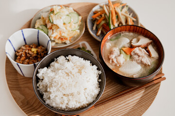 もち麦ごはんと豚汁と納豆と小鉢の和定食