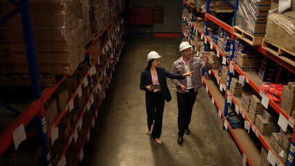 Obraz premium Business woman and warehouse workers are reviewing the list of items based on the documentation