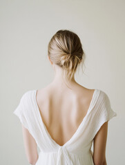 Obraz premium Close-up shot of a stunning bride's back, showcasing fashionable dress and exquisite hair styling, exuding light tones and an elegant aura.
