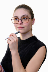 Une femme avec des lunettes tenant un stylo et ayant l'air pensive