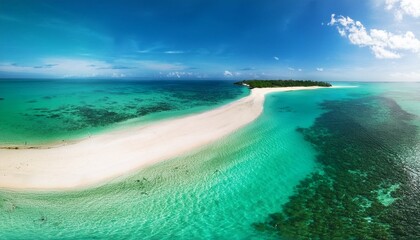 透き通るエメラルドグリーンの海と白い砂浜の風景