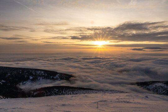 Fototapeta wschód słońca w Karkonoszach - krajobraz zimowy