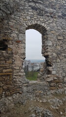 okno w zamku jesienią