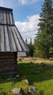 detal chatki w jesiennych g&oacute;rach