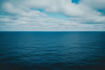 Obraz premium Serene Ocean Horizon, Calm Water under Cloudy Sky