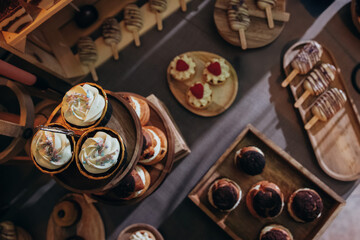  Vanilla Cream Cupcakes on a Wedding Sweet Table – Elegant but Indulgent Treats
