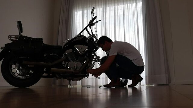 mec&acirc;nico concertando motocicleta 