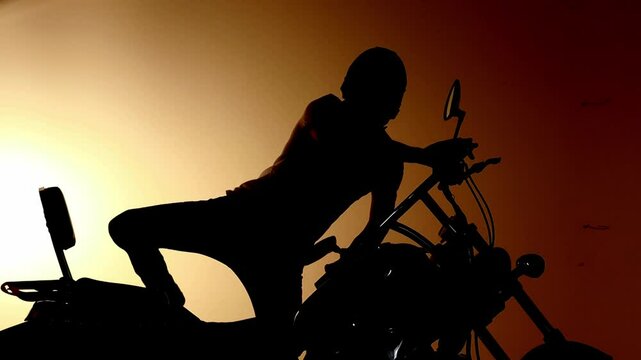 silhueta de homem com motocicleta 