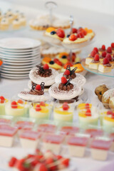 Mini Pavlova Meringue Desserts with Whipped Cream, Mascarpone & Fruits – Sweet Table Treats