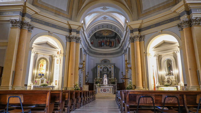 Kircheninnenraum mit Tabernakel