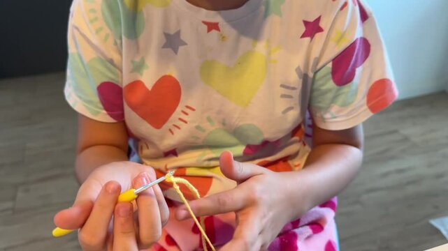 garota faz croch&ecirc; em casa 