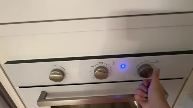 mulher ligando forno em casa 