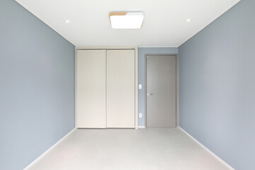 If you decorate the wallpaper with light blue, it will look like a boy's room