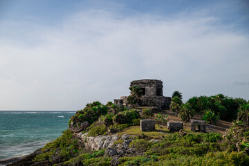 Ruinas de Tulum en Rivera Maya, restos arqueológicos junto a una estampa de mar caribe de aguas azuladas y arena blanca