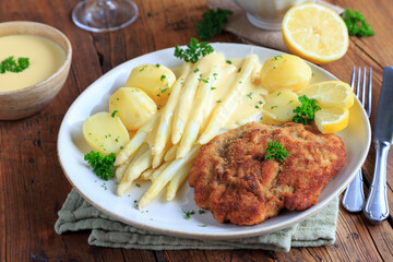Spargel mit Hollandaise und Wiener Schnitzel