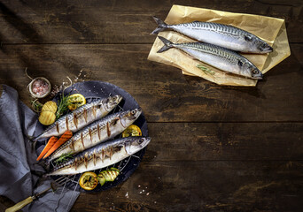 Grillowane makrele na ciemnym drewnianym stole © Blue Pixel