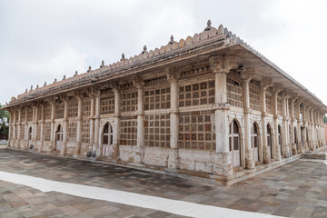 Obraz premium Sarkhej Roza is a renowned mosque and tomb complex near Ahmedabad, Gujarat, in Makarba.