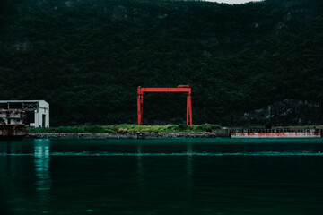 海岸边的红色起重机【Red Crane by the Coast】