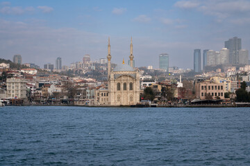 Obraz premium Ortakoy Mosque (Buyuk Medjidie Kamii) in Besiktas district on the embankment of the Ortakoy Pier Square from the waters of the Bosphorus, Istanbul, Turkey